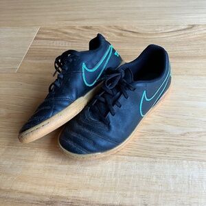 Nike TiempoX indoor soccer shoes, 5Y